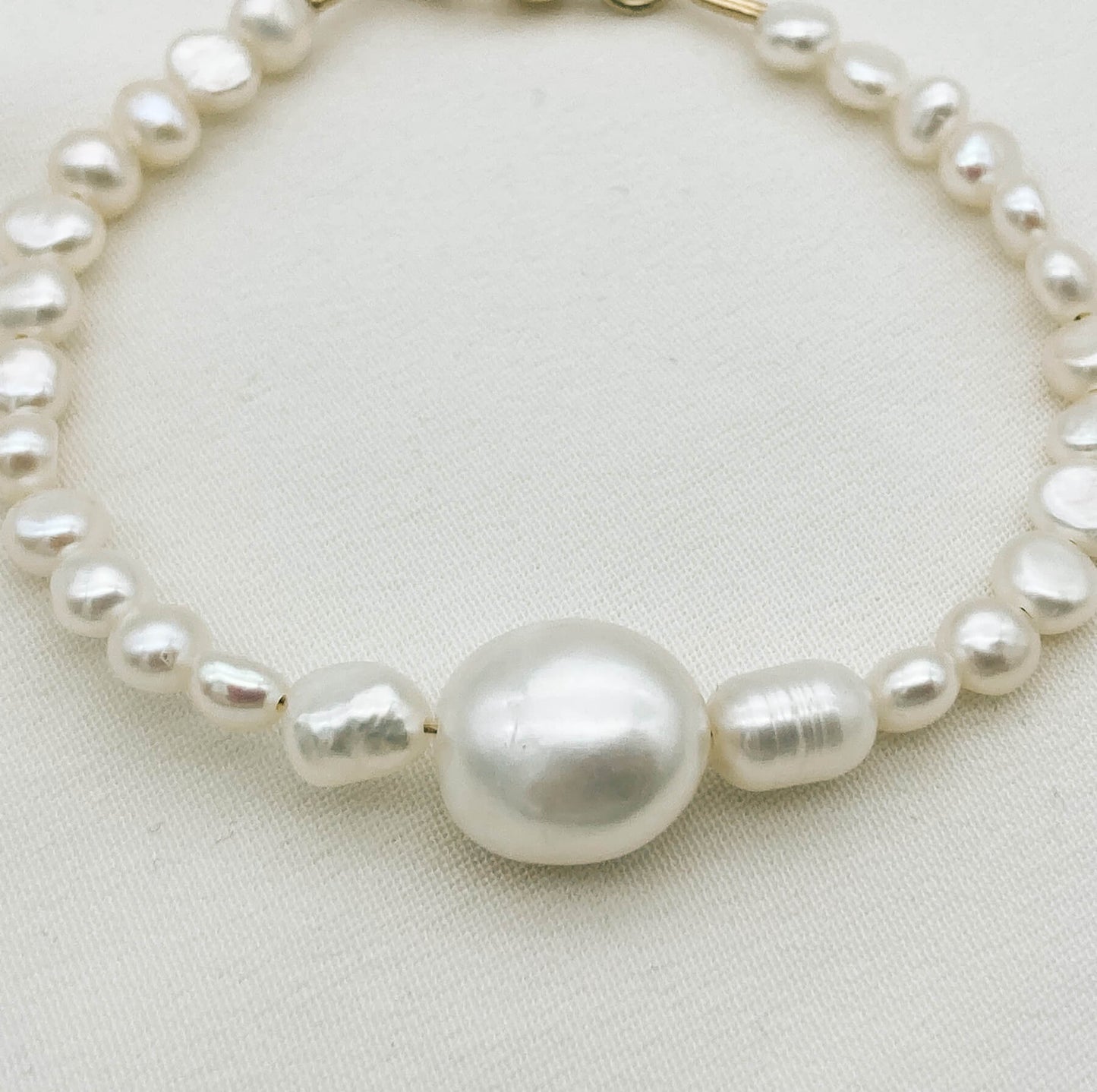 Bracelet FWP N°1 — Bracelet perles d'eau douce baroques — Bijou mariée Couture artisanal — vue détail — Les Majestés