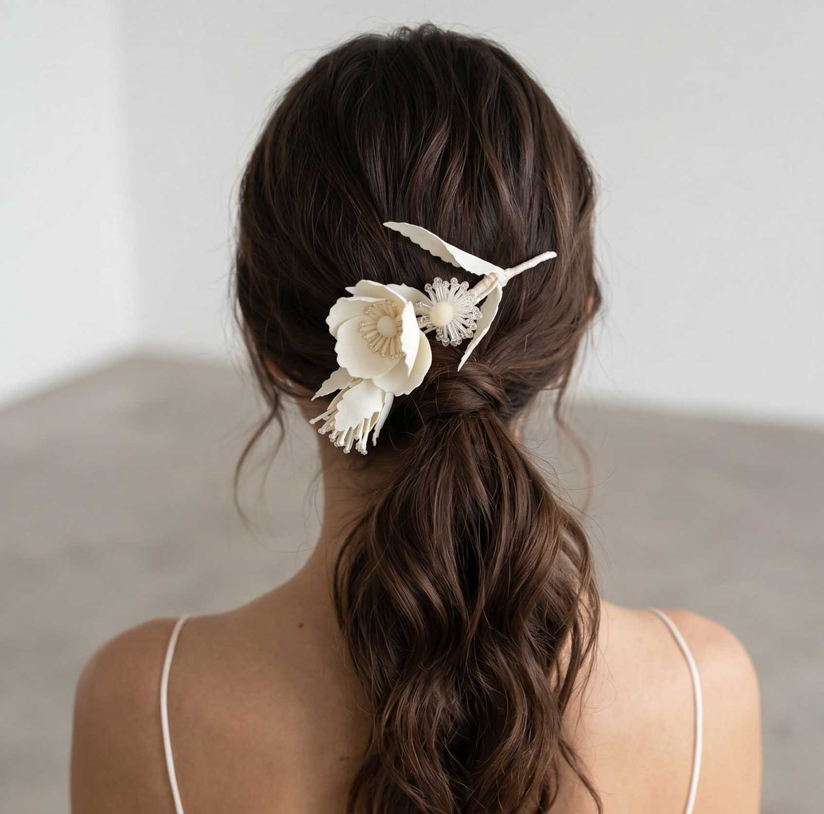 Peigne à cheveux fleurs en soie Elisa porté sur une queue-de-cheval basse — accessoire couture mariage — Les Majestés