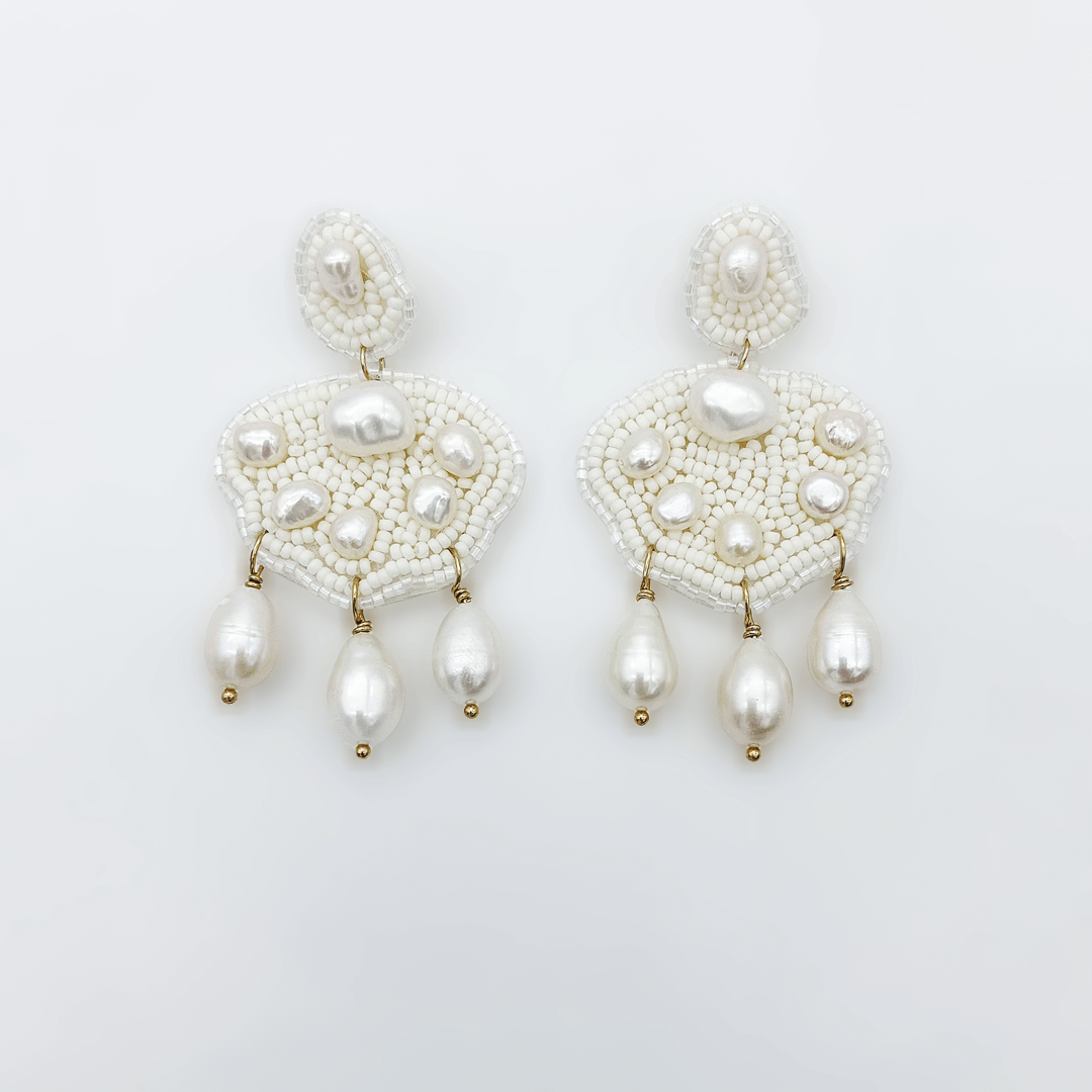 Boucles Colombe— Boucles d'oreilles brodées perles d'eau douce — Bijou Mariage artisanal — Les Majestés