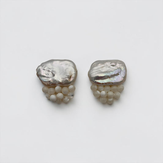 Boucles d'oreilles perles baroques et nacre Gaby, la paire vue de face — bijou couture mariage — Les Majestés