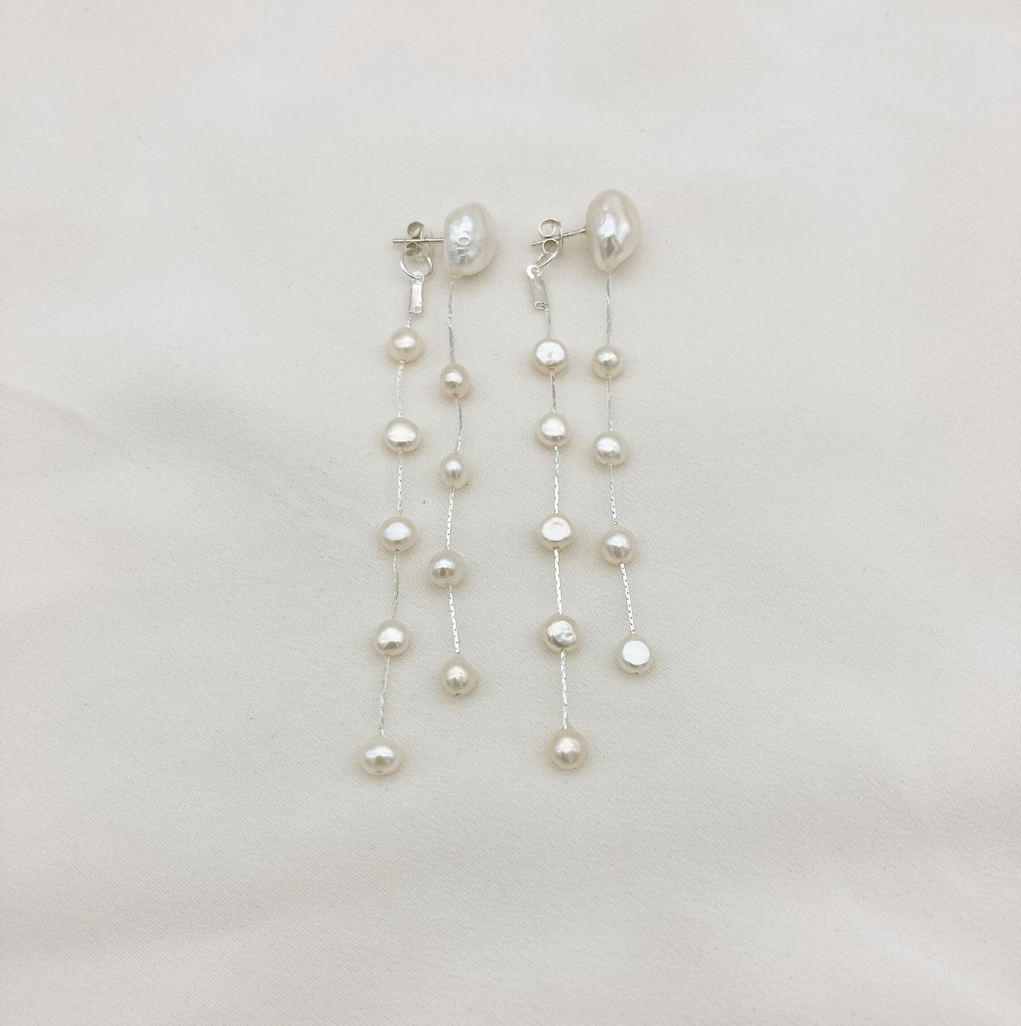 Boucles GAIA Argent— Boucles d'oreilles perles baroques et double chaîne — Bijou Mariée Couture artisanal — Les Majestés