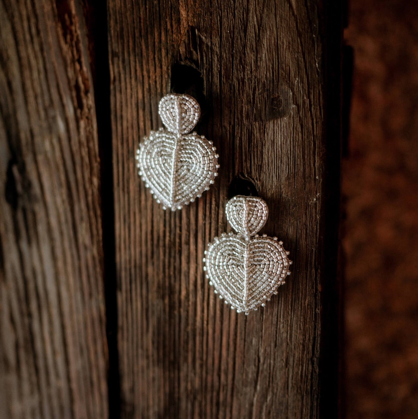 Boucles Ida — Boucles d'oreilles cœurs brodés perles argentées— bijou mariée couture artisanal — Les Majestés
