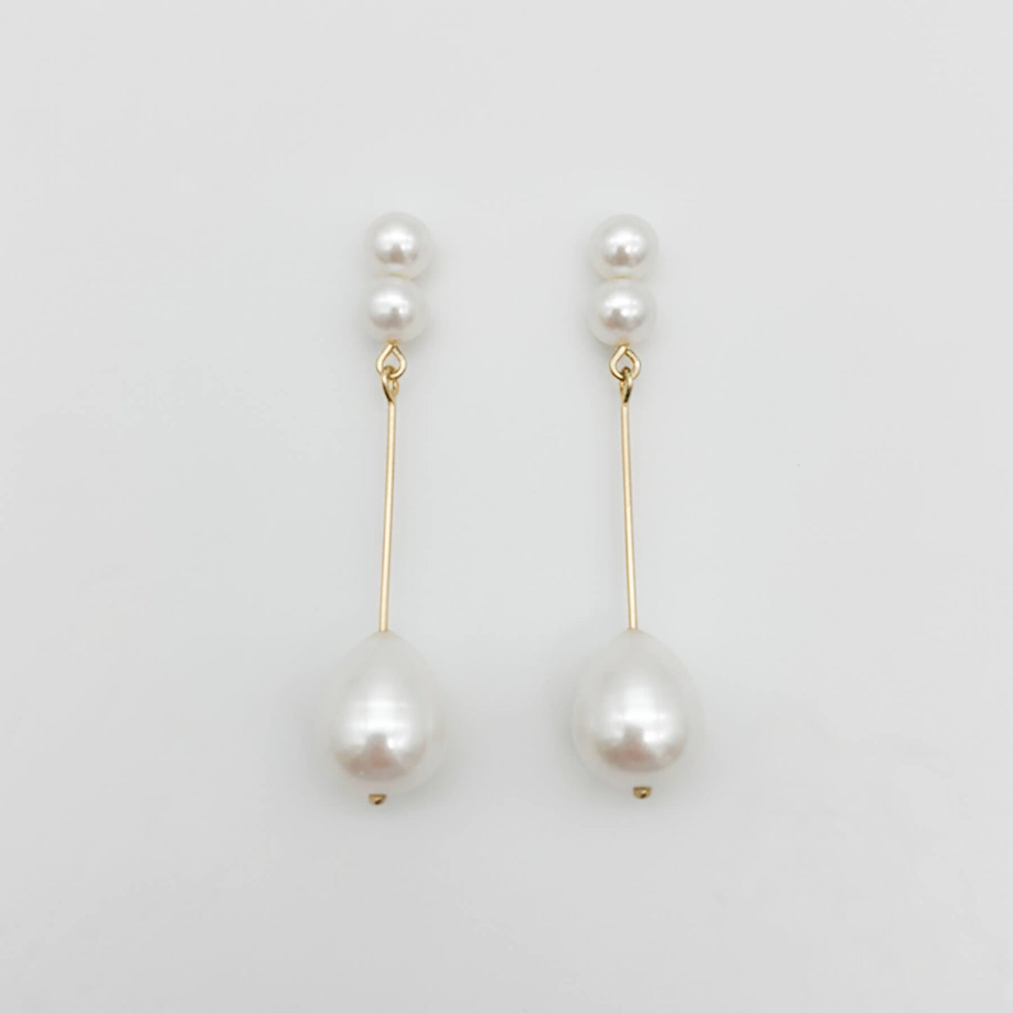 Boucles Olivia — Boucles d'oreilles perles d'eau douce et barre gold filled — Bijou mariée Couture artisanal — Les Majestés
