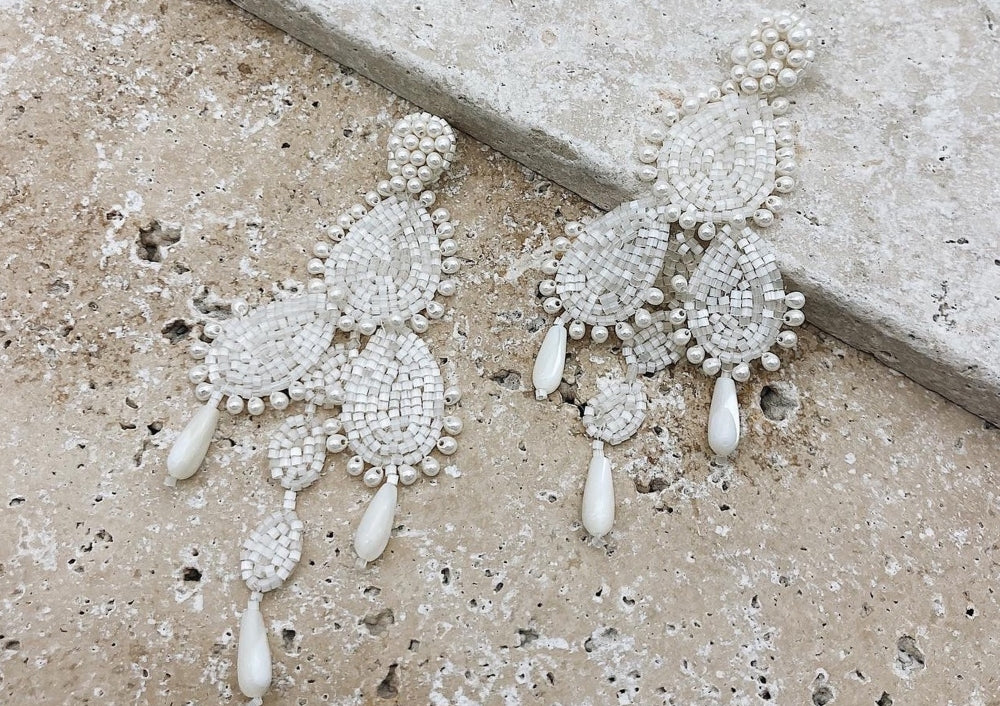 Boucles Sofia — Boucles d’oreilles brodées perles et nacre — Bijou Mariage Couture artisanal — Les Majestés