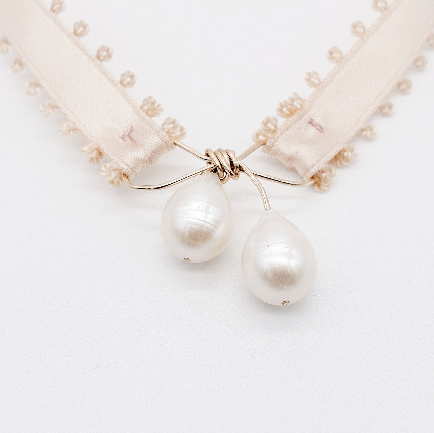Collier choker Simone— Collier choker ruban picot et perles baroques — Bijou Mariage artisanal — Vue détail — Les Majestés