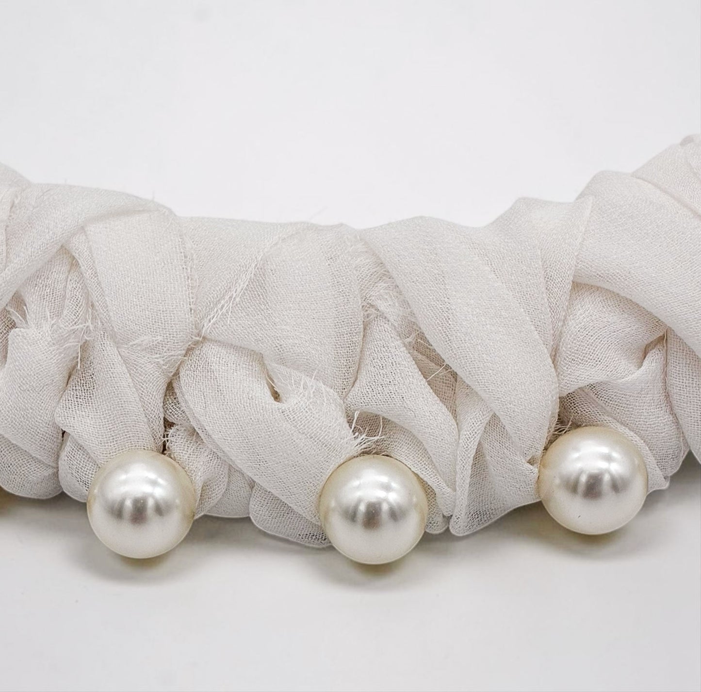 Serre-tête Odette- accessoire de cheveux mariée –Mariage- couture artisanal - Vue détail - Les Majestés