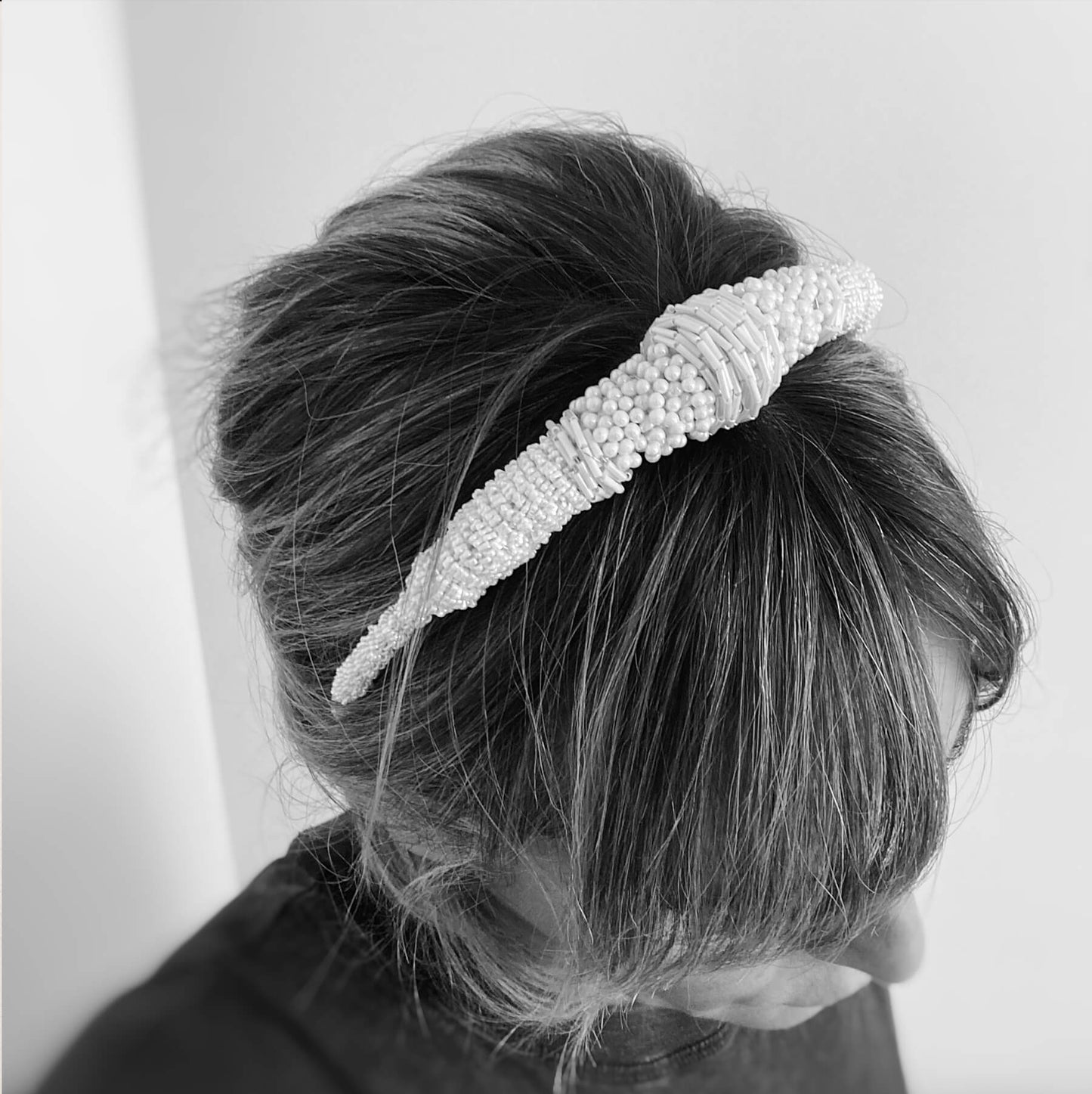 Serre-tête Manon — Serre-tête perles ivoire — Accessoire de cheveux mariée Couture artisanal — Vue portée — Les Majestés
