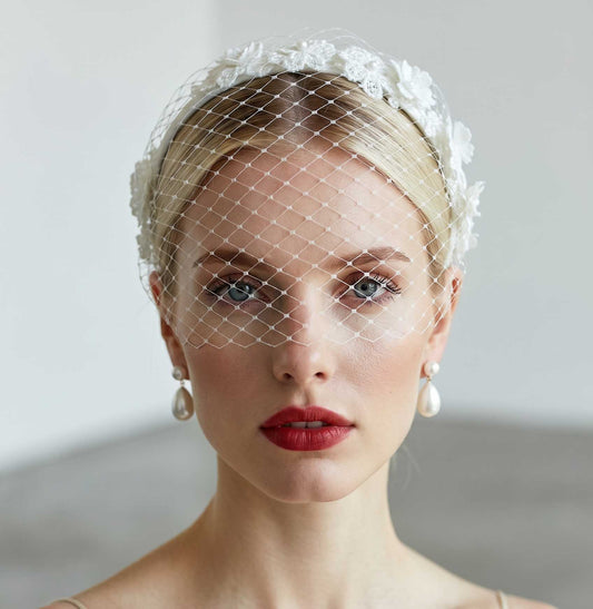 Serre-tête fleuri à voilette Pénélope porté de face — accessoire couture mariage — Les Majestés