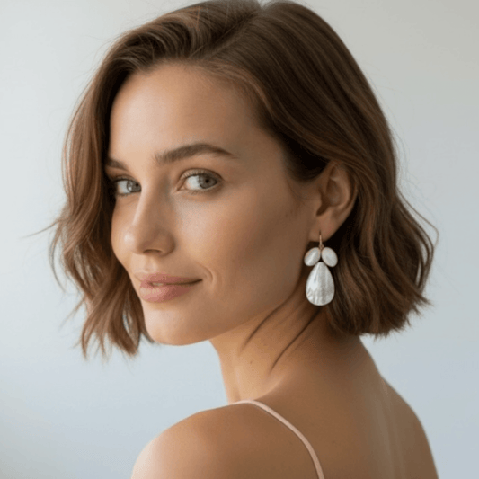 Boucles d'oreilles nacre MARJORIE — bijou mariée artisanal — vue portée —  Les Majestés
