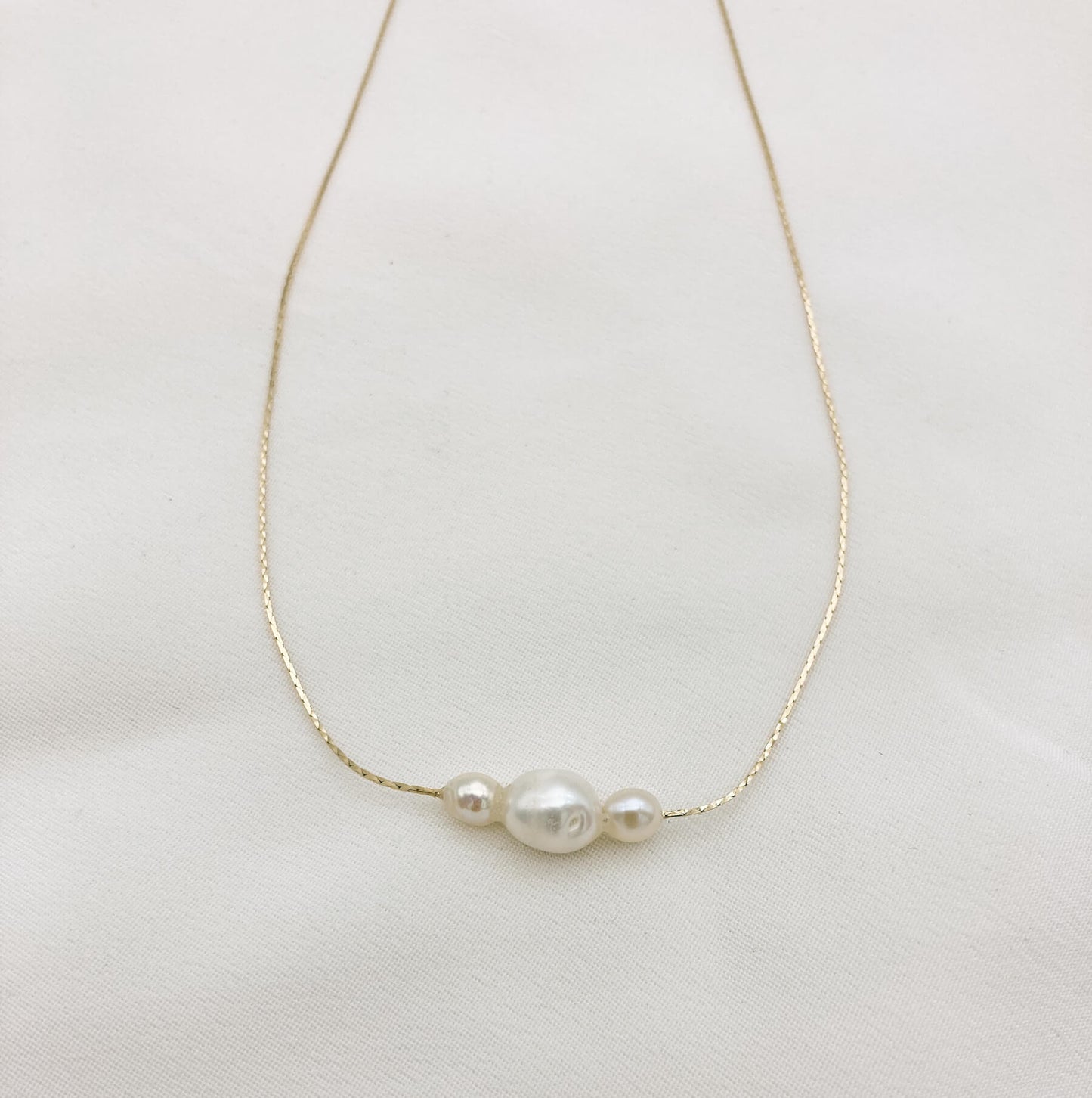 Collier FWP doré — Collier trois perles d'eau douce baroques — Bijou mariée Couture artisanal — Les Majestés