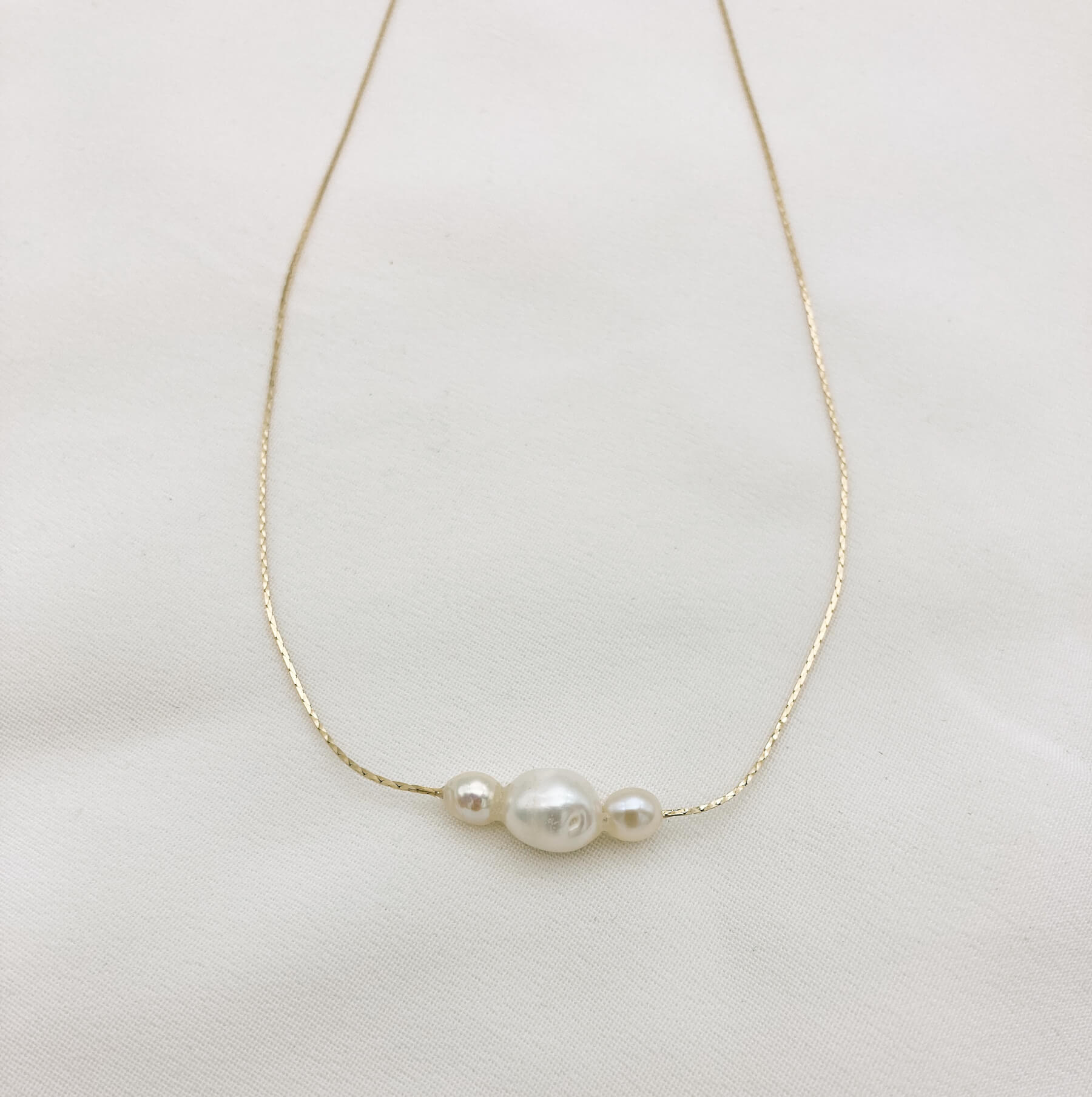 Collier FWP doré — Collier trois perles d'eau douce baroques — Bijou mariée Couture artisanal — Les Majestés