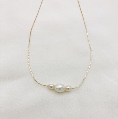 Collier FWP doré — Collier trois perles d'eau douce baroques — Bijou mariée Couture artisanal — Les Majestés