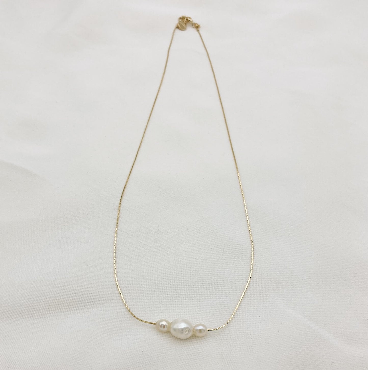 Collier FWP doré — Collier trois perles d'eau douce baroques — Bijou Mariage Couture artisanal — Les Majestés