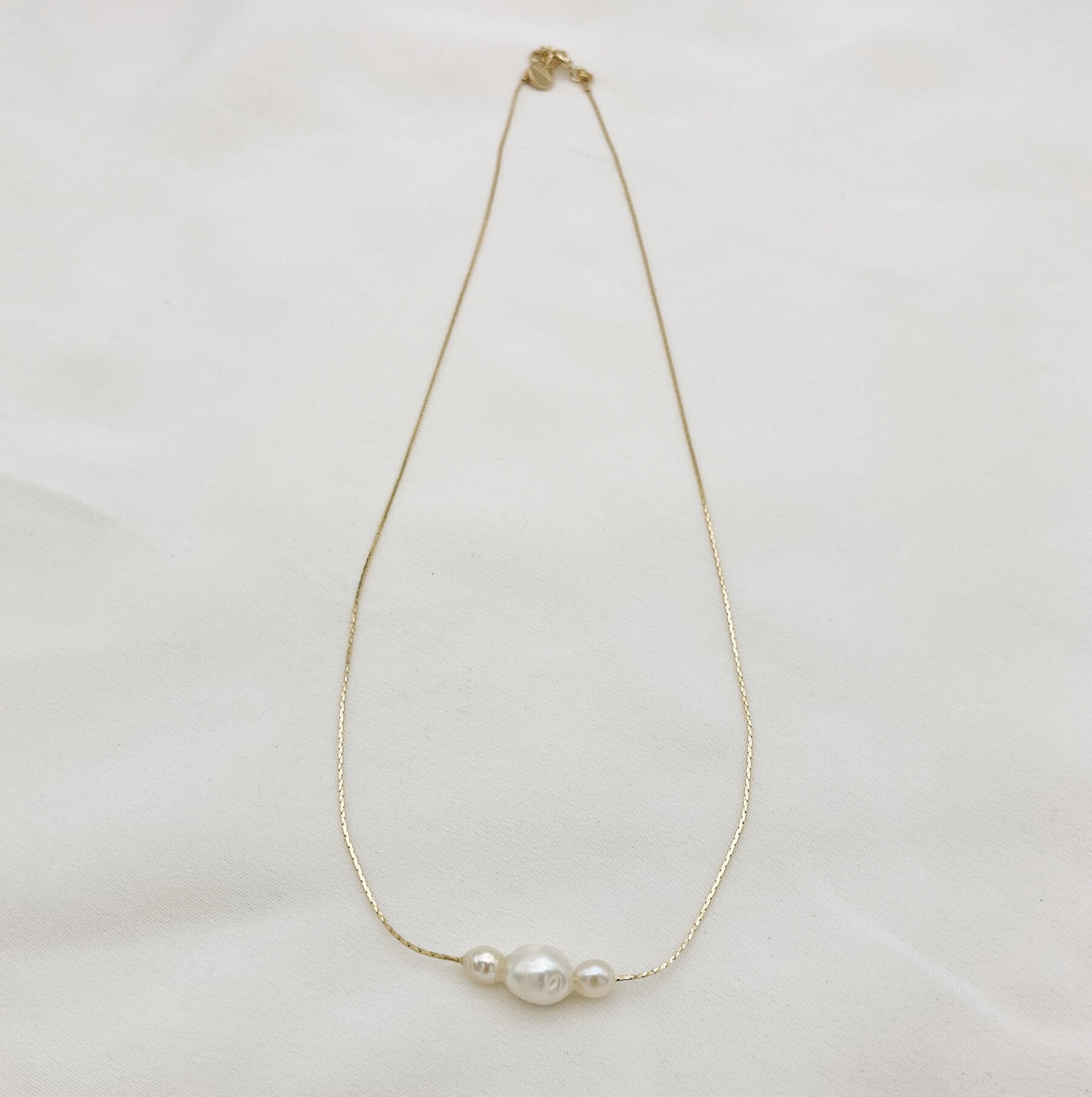Collier FWP doré — Collier trois perles d'eau douce baroques — Bijou Mariage Couture artisanal — Les Majestés