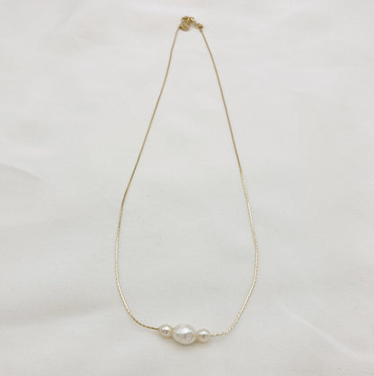 Collier FWP doré — Collier trois perles d'eau douce baroques — Bijou Mariage Couture artisanal — Les Majestés