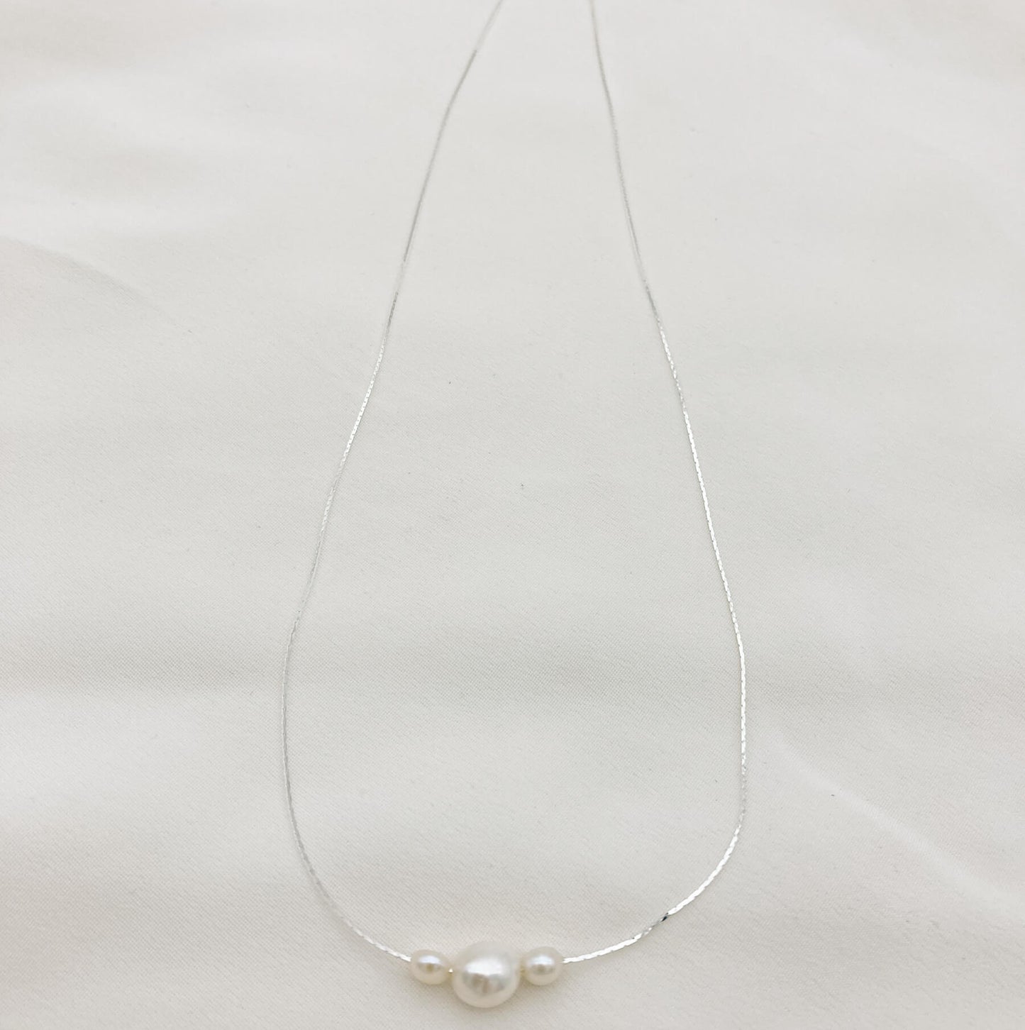 Collier FWP argent— Collier trois perles d'eau douce baroques — Bijou mariée Couture artisanal — Les Majestés