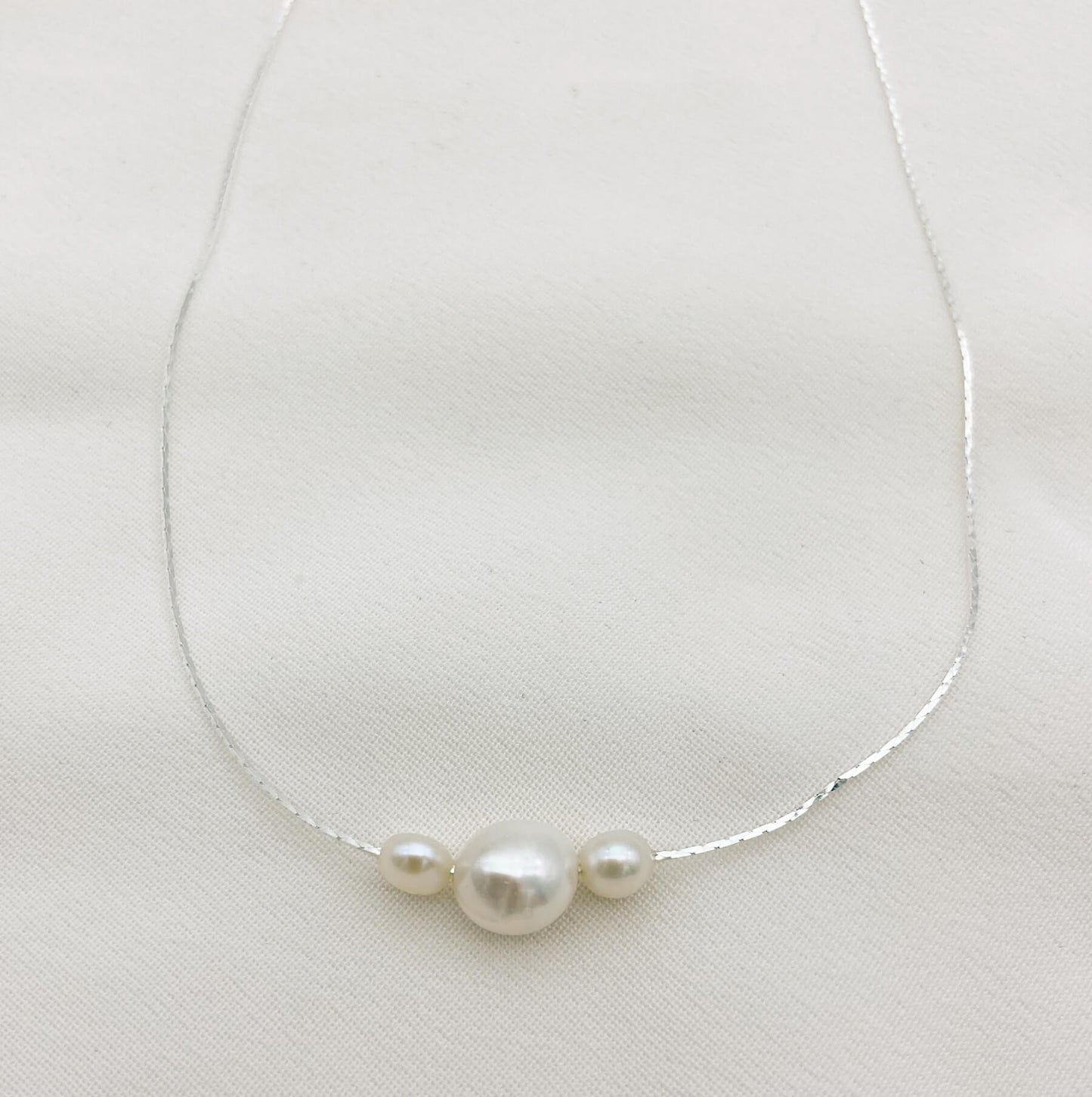 Collier FWP argent — Collier trois perles d'eau douce baroques — Bijou Mariage Couture artisanal — Les Majestés