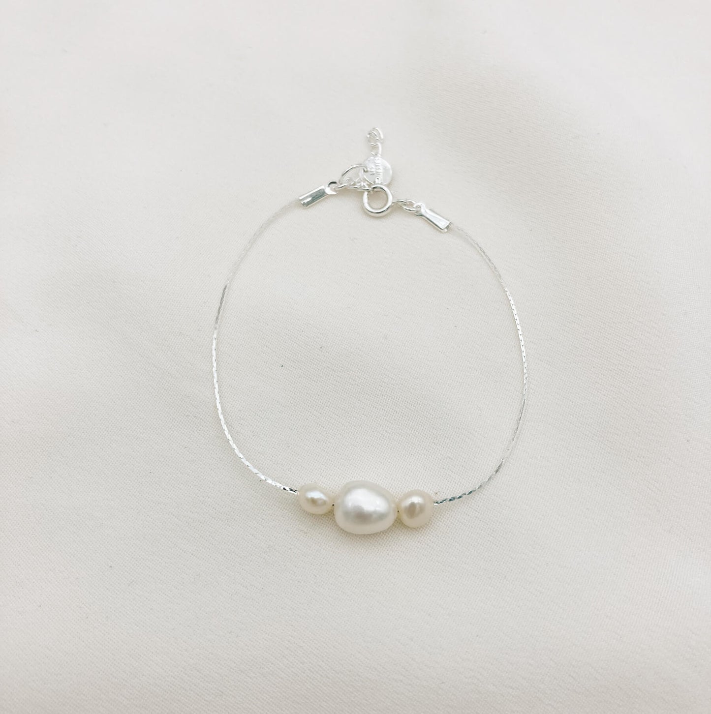 Bracelet chaîne FWP argent — Bracelet chaîne trois perles d'eau douce — Bijou mariage Couture artisanal — Les Majestés