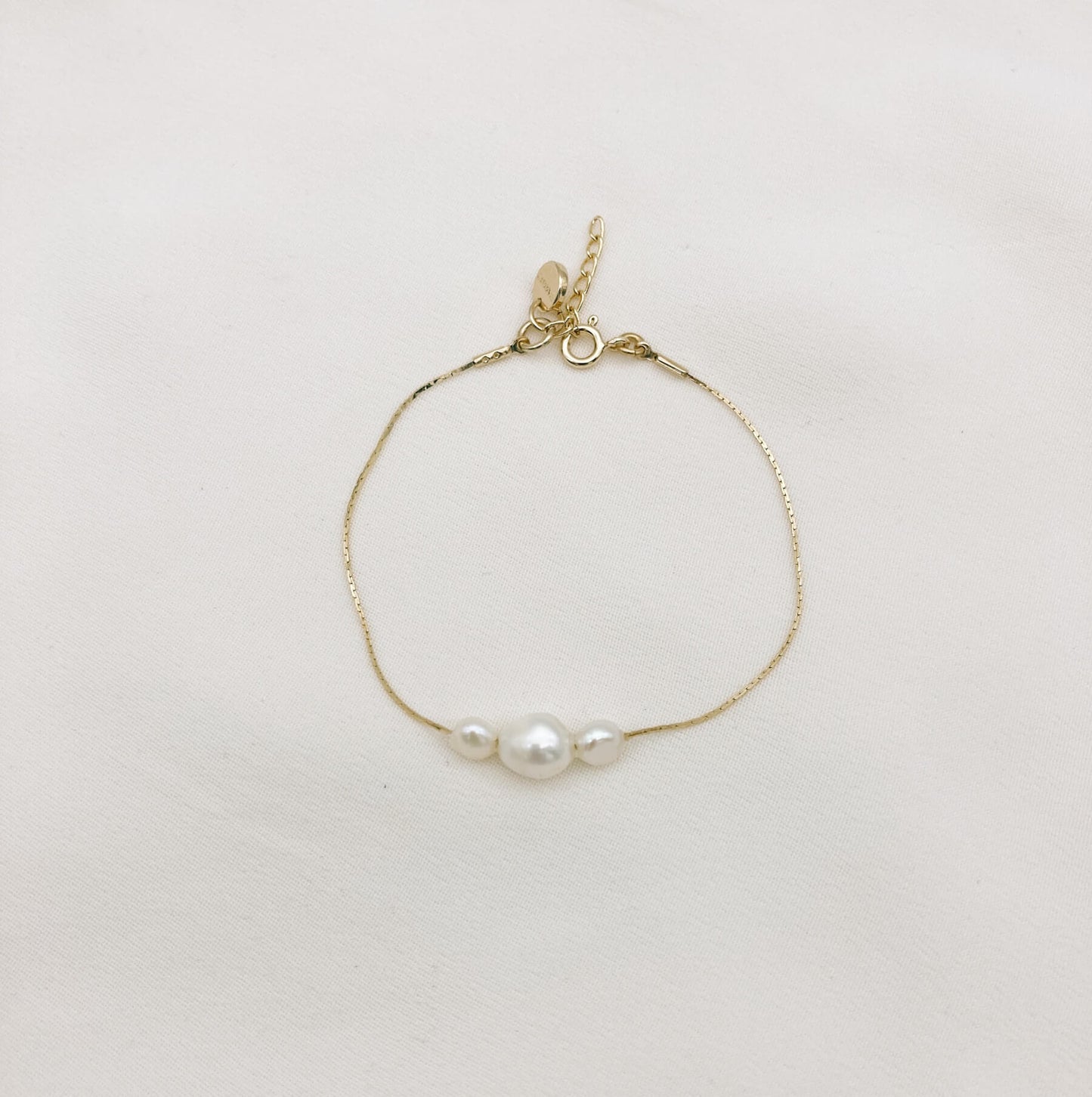 Bracelet chaîne FWP dorée — Bracelet chaîne trois perles d'eau douce — Bijou mariée Couture artisanal — Les Majestés