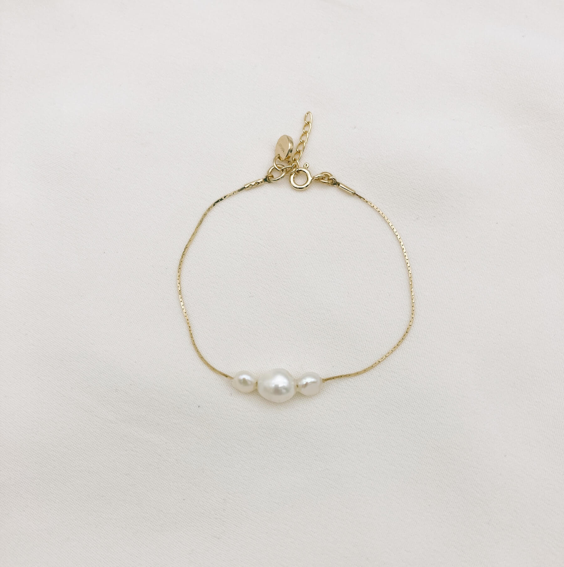 Bracelet chaîne FWP dorée — Bracelet chaîne trois perles d'eau douce — Bijou mariée Couture artisanal — Les Majestés