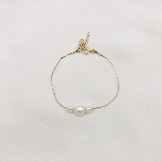 Bracelet chaîne FWP dorée — Bracelet chaîne trois perles d'eau douce — Bijou mariée Couture artisanal — Les Majestés