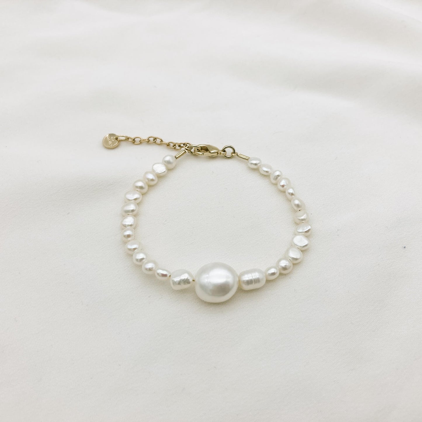 Bracelet FWP N°1 — Bracelet perles d'eau douce baroques — Bijou mariage Couture artisanal — Vue portée — Les Majestés