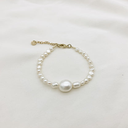 Bracelet FWP N°1 — Bracelet perles d'eau douce baroques — Bijou mariage Couture artisanal — Vue portée — Les Majestés