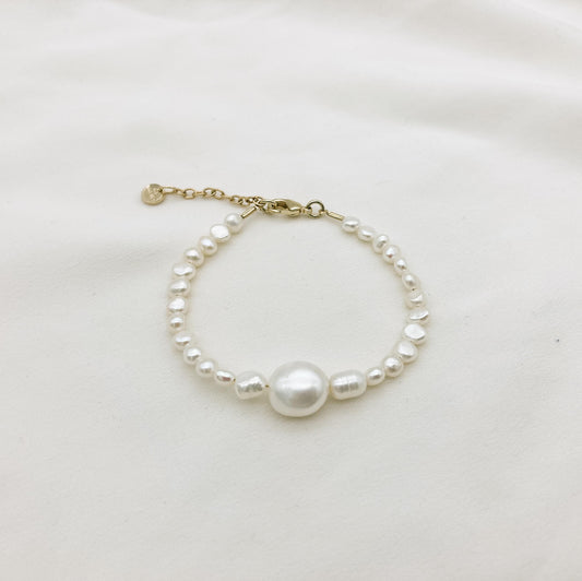 Bracelet FWP N°1 — Bracelet perles d'eau douce baroques — Bijou mariage Couture artisanal — Vue portée — Les Majestés