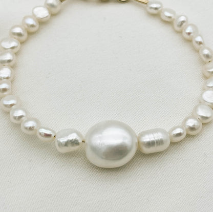 Bracelet FWP N°1 — Bracelet perles d'eau douce baroques — Bijou mariée Couture artisanal — vue détail — Les Majestés