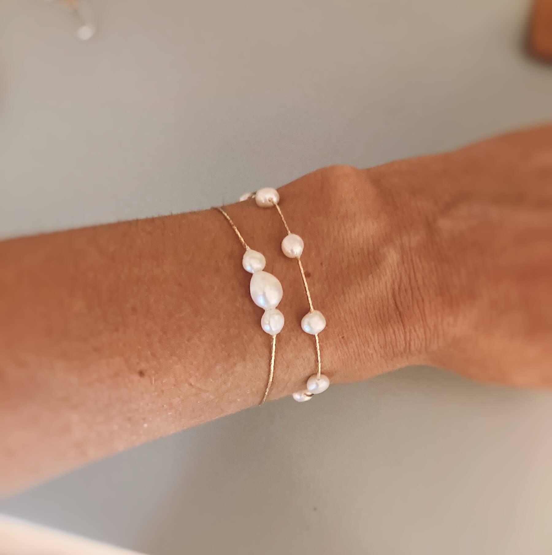 Bracelet chaîne FWP— Bracelet chaîne trois perles d'eau douce — Bijou mariée Couture artisanal — Vue portée — Les Majestés