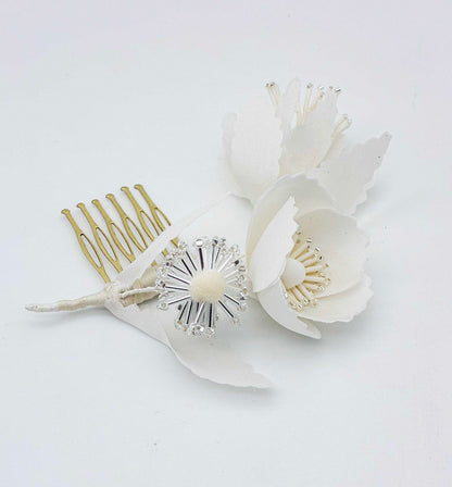 Peigne à cheveux fleurs en soie Elisa, vue de face — accessoire couture mariage — Les Majestés