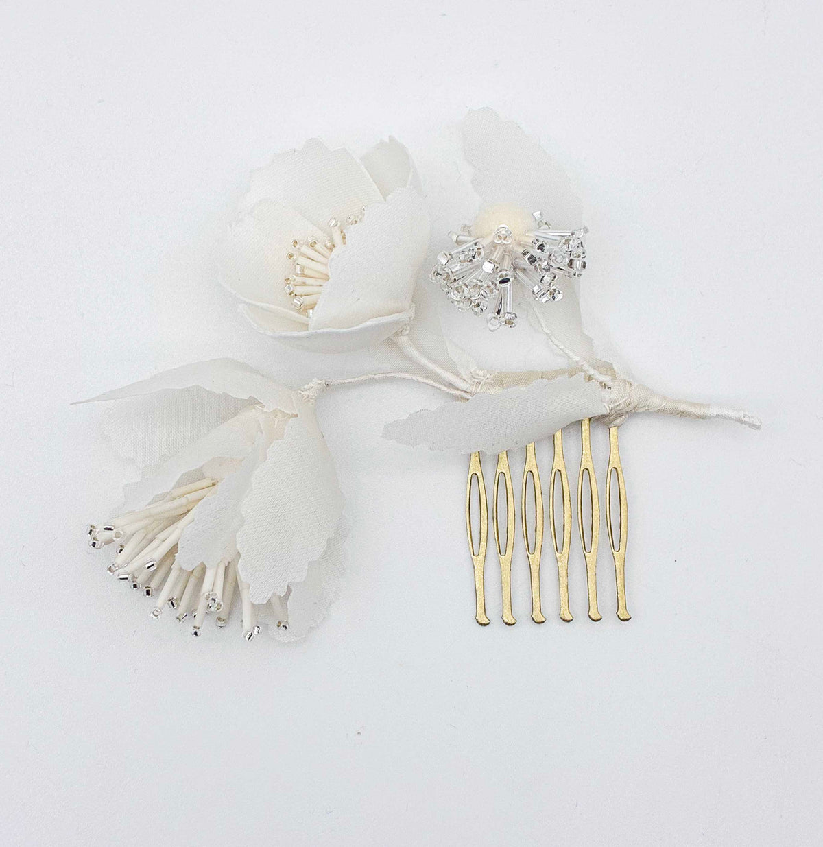 Peigne à cheveux fleurs en soie Elisa, détail du peigne doré — accessoire couture mariage — Les Majestés