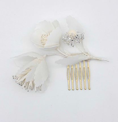 Peigne à cheveux fleurs en soie Elisa, détail du peigne doré — accessoire couture mariage — Les Majestés