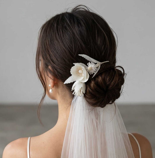 Peigne à cheveux fleurs en soie Elisa porté dans un chignon avec voile — accessoire couture mariage — Les Majestés