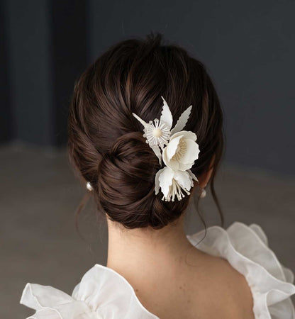 Peigne à cheveux fleurs en soie Elisa porté dans un chignon bas — accessoire couture cérémonie — Les Majestés