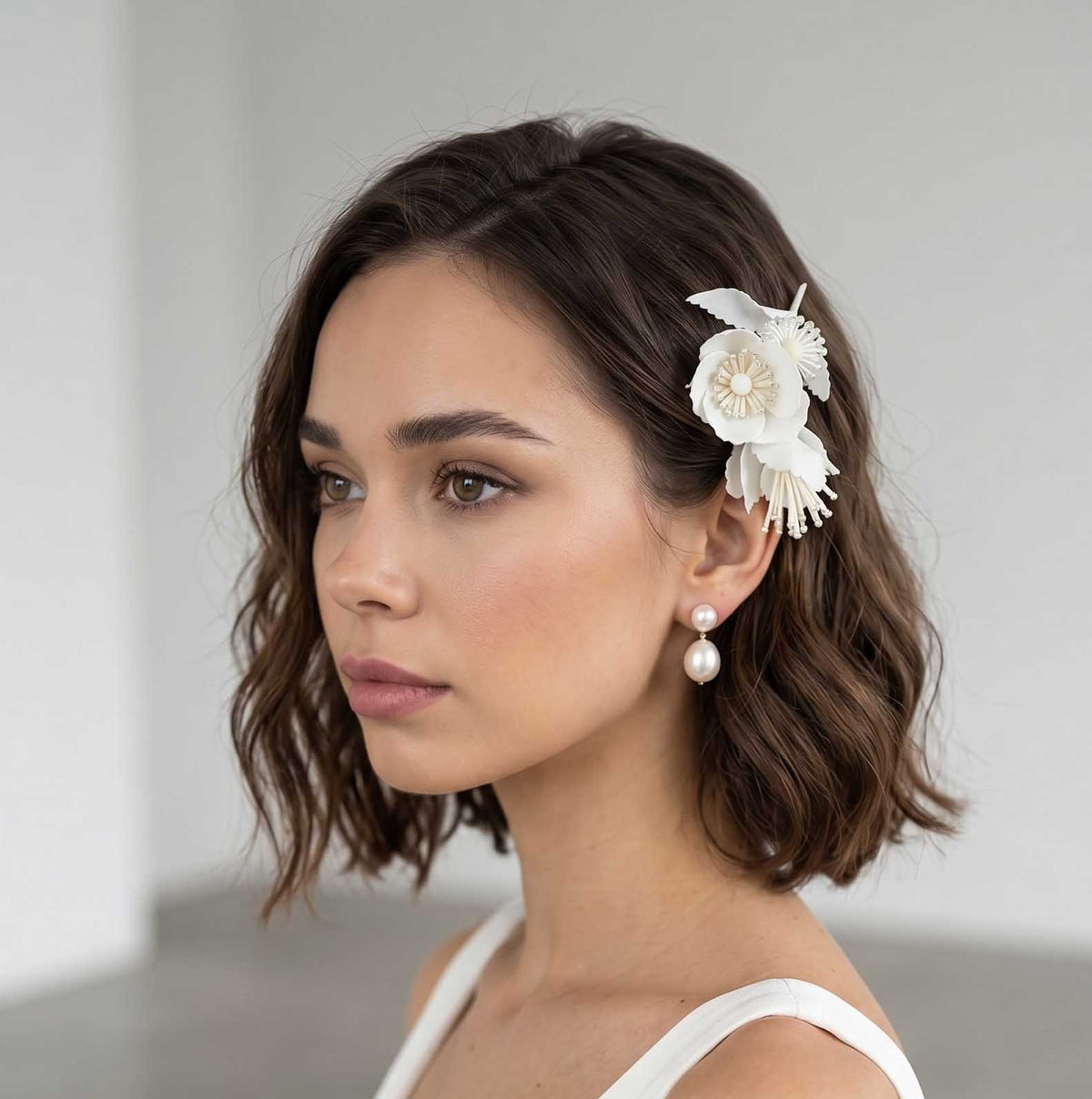 Peigne à cheveux fleurs en soie Elisa porté sur le côté, cheveux courts — accessoire couture cérémonie — Les Majestés