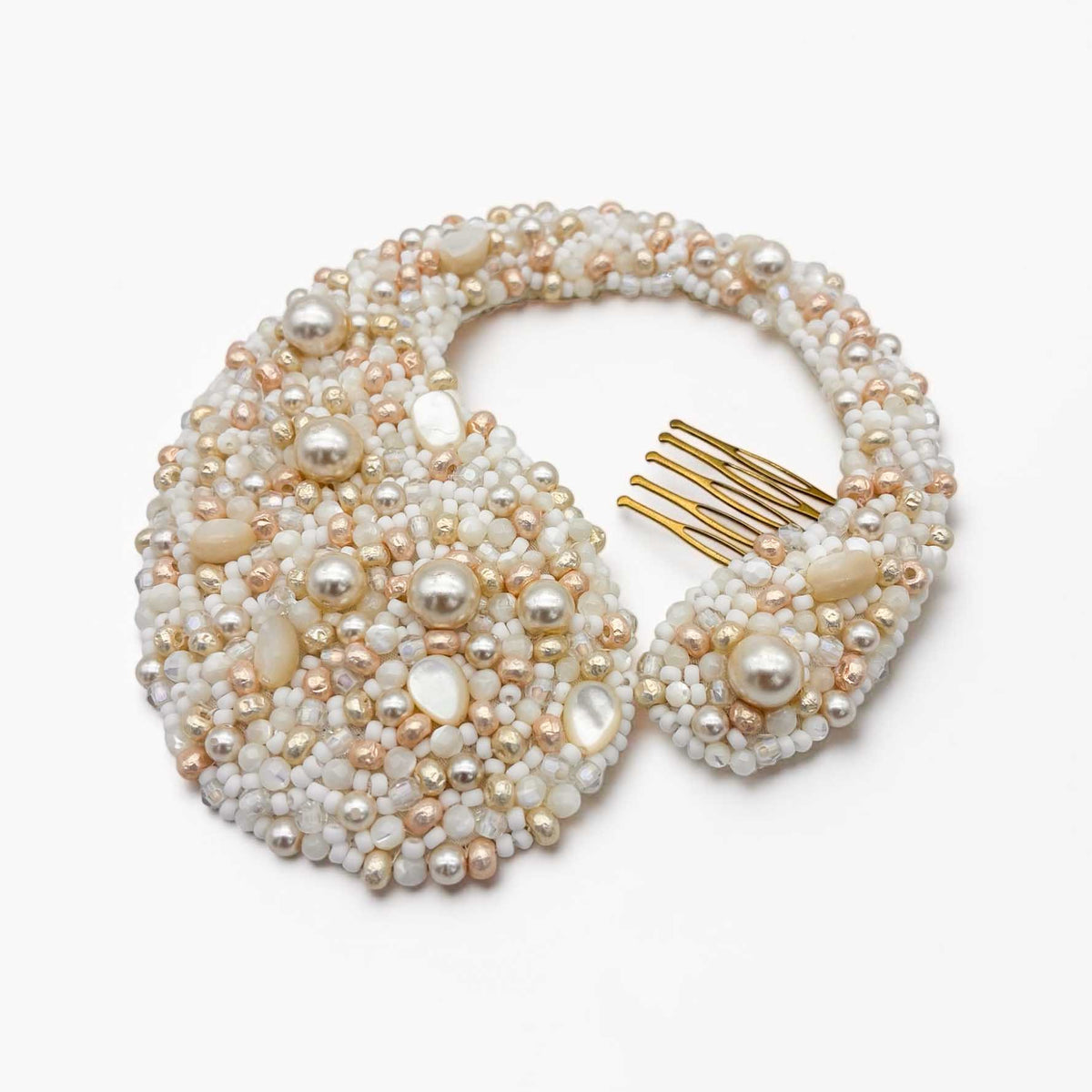 Ornement de chignon brodé de perles Hélène, vue de face avec peigne — accessoire couture cérémonie — Les Majestés