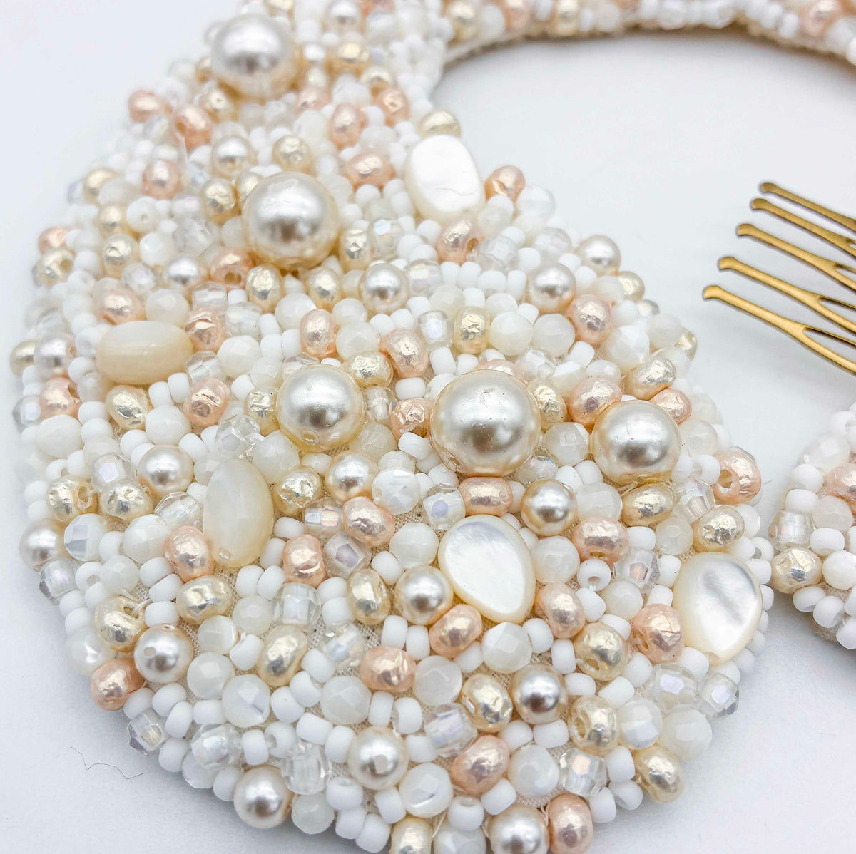 Ornement brodé de perles et nacre Hélène, détail de la broderie — accessoire couture mariage — Les Majestés