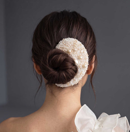 Ornement de chignon brodé de perles Hélène porté autour d'un chignon — accessoire couture mariage — Les Majestés