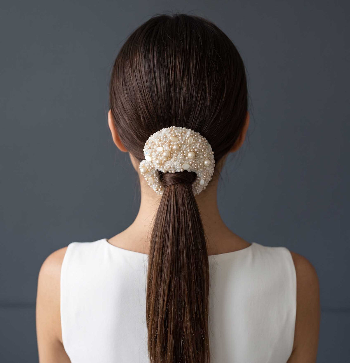 Ornement de chignon brodé de perles Hélène porté sur une queue-de-cheval basse — accessoire couture mariage — Les Majestés