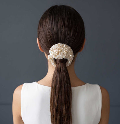 Ornement de chignon brodé de perles Hélène porté sur une queue-de-cheval basse — accessoire couture mariage — Les Majestés