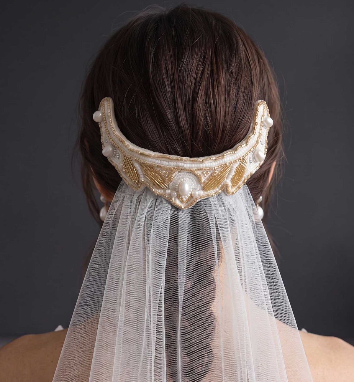 Ornement de tête brodé or et perles Judith porté avec voile sur une tresse — accessoire couture mariage — Les Majestés