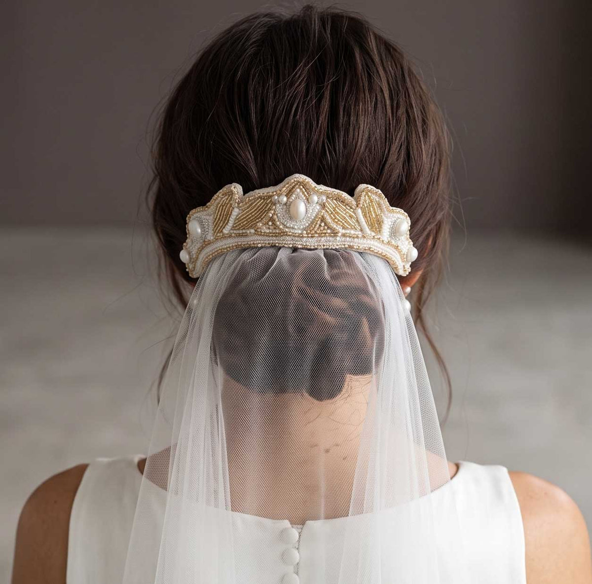 Ornement de tête brodé or et perles Judith porté au-dessus du voile — accessoire couture mariage — Les Majestés