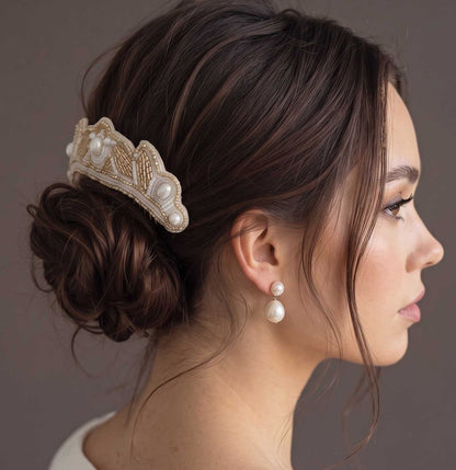 Ornement de tête brodé or et perles Judith porté sur le côté d'un chignon — accessoire couture cérémonie — Les Majestés