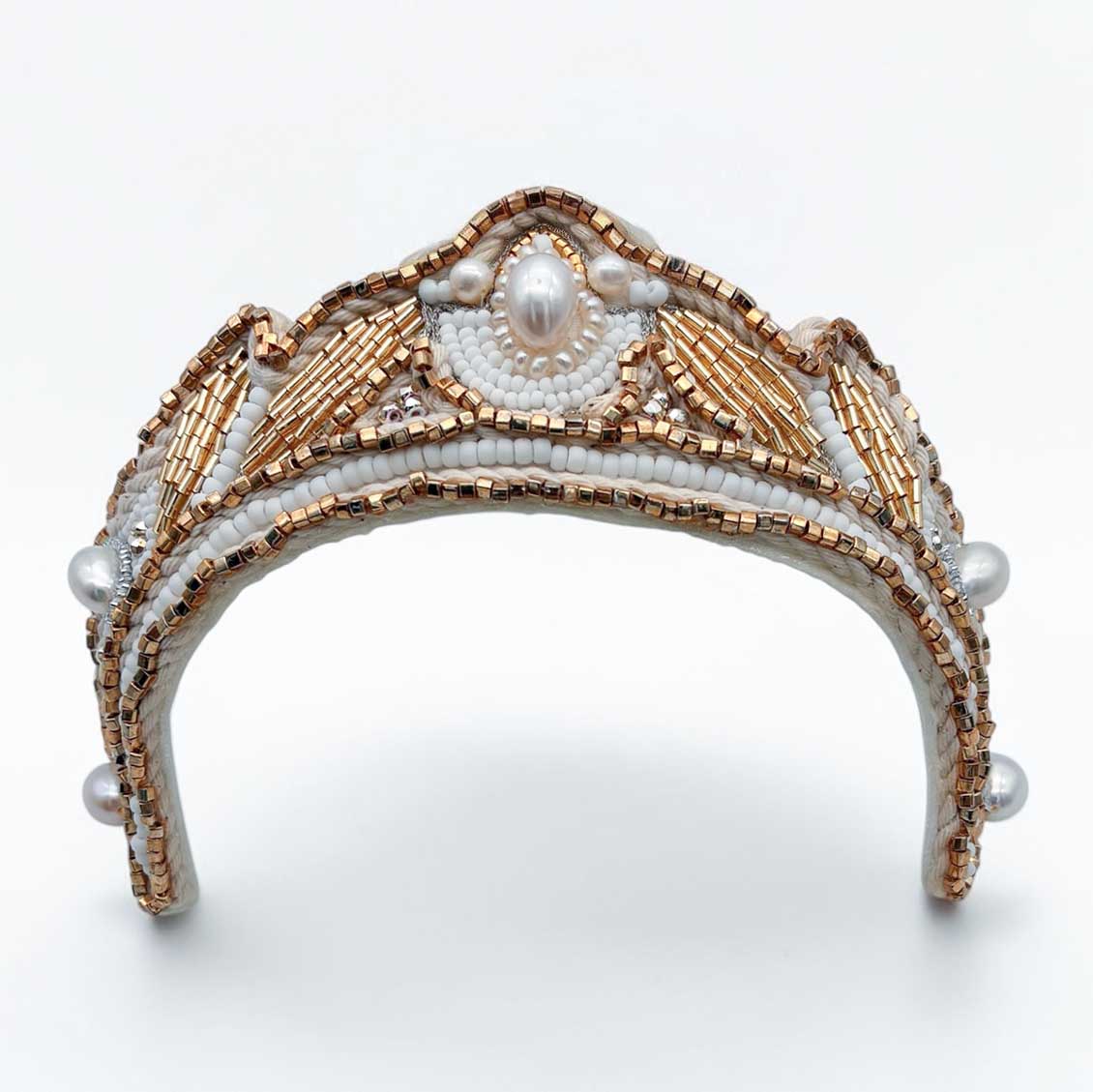 Ornement de tête brodé or et perles d'eau douce Judith, vue de face — accessoire couture mariage — Les Majestés