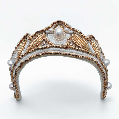 Ornement de tête brodé or et perles d'eau douce Judith, vue de face — accessoire couture mariage — Les Majestés