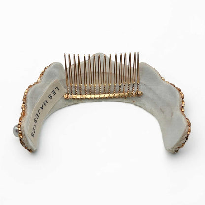 Ornement de tête Judith, vue de dos et peigne de fixation — accessoire couture mariage — Les Majestés
