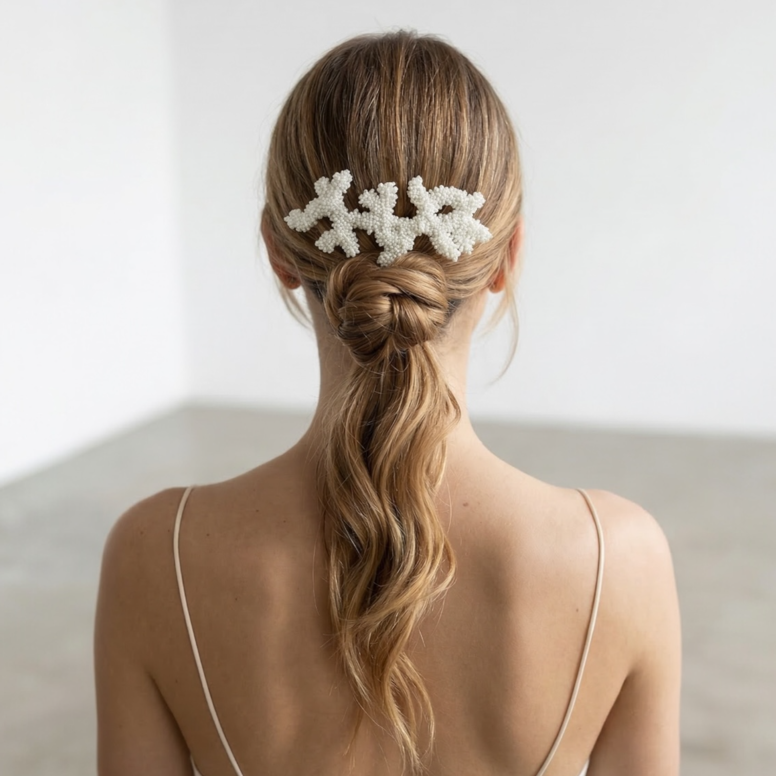 Accessoire de cheveux Océane — Peigne ornemental corail brodé — accessoire mariage artisanal — vue portée — Les Majestés
