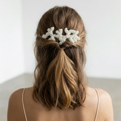 Accessoire de cheveux Océane — Peigne ornemental corail brodé — accessoire mariage artisanal — vue portée — Les Majestés