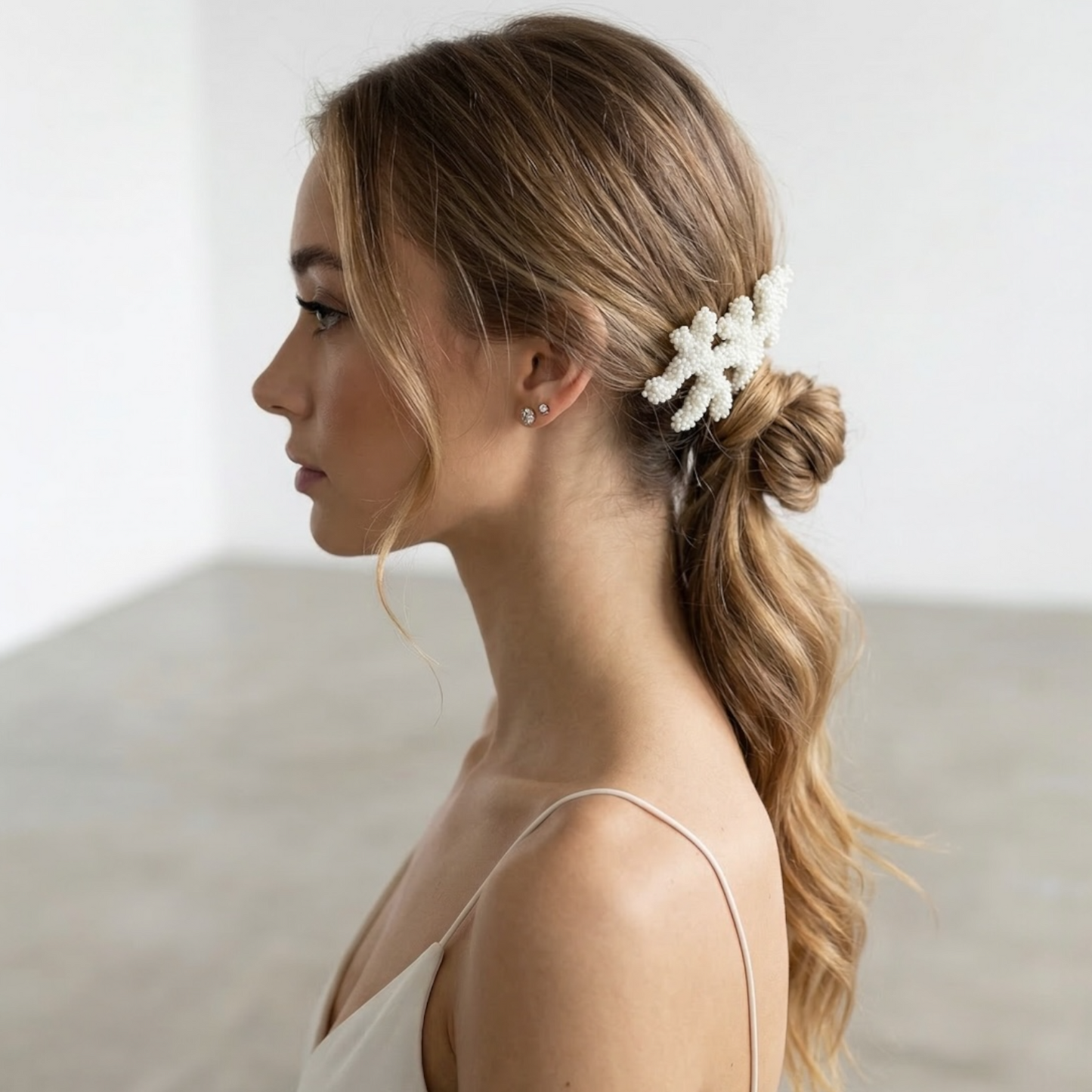 Accessoire de cheveux Océane — Peigne ornemental corail brodé — accessoire mariage artisanal — vue portée — Les Majestés